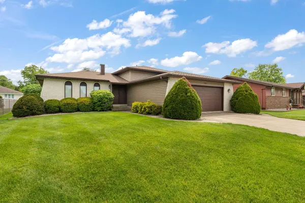 1225 Willow LN, Schererville, IN 46375