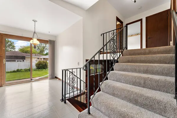 1225 Willow LN, Schererville, IN 46375