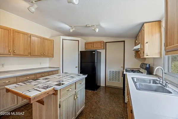 6940 N Pelto Path, Tucson, AZ 85743