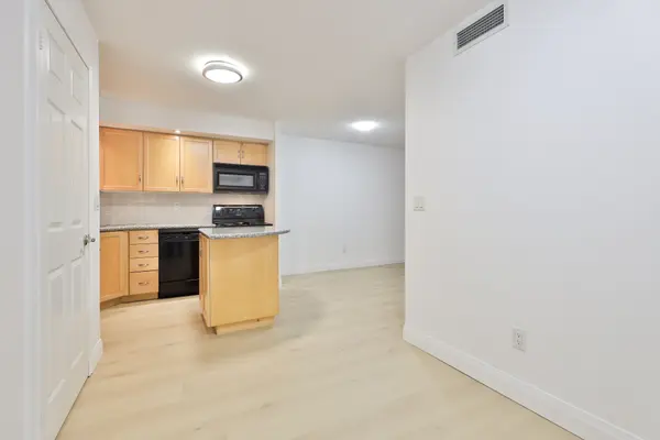 250 Wellington St W #1028, Toronto, ON M5V 3P6