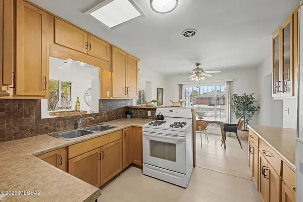 6660 E Koralee Dr, Tucson, AZ 85710