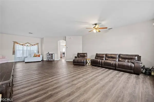 15752 Sunny Crest LN, Fort Myers, FL 33905