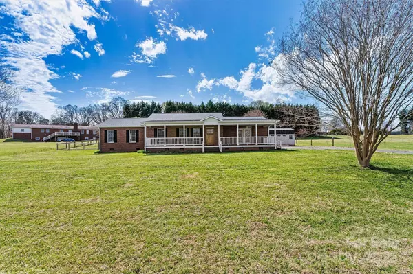 4850 Whitener RD, Hickory, NC 28602