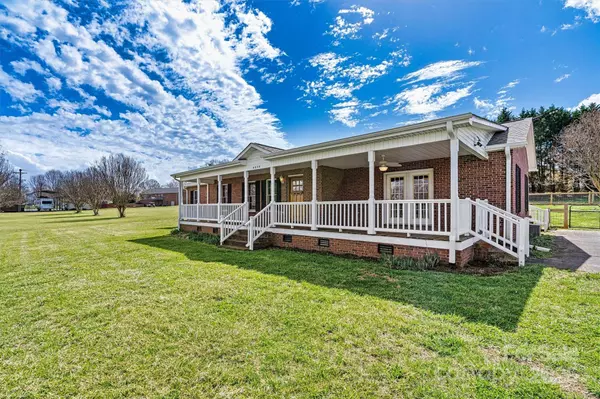 4850 Whitener RD, Hickory, NC 28602