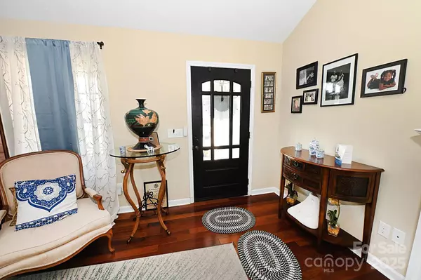 5222 South Oak CIR, Granite Falls, NC 28630