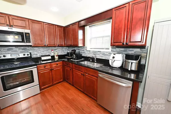 5222 South Oak CIR, Granite Falls, NC 28630