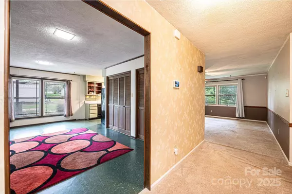 1025 Hefner DR NW, Conover, NC 28613