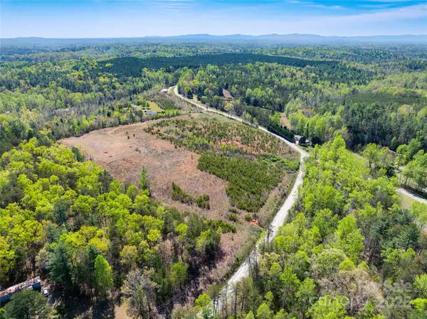 2660 Playmore Beach RD, Lenoir, NC 28645