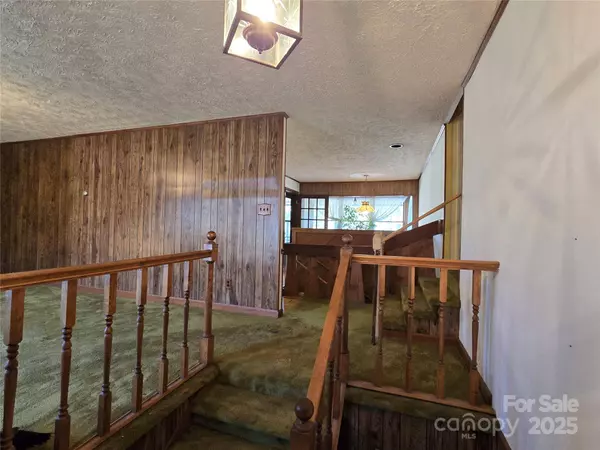 1074 25th ST NE, Hickory, NC 28601