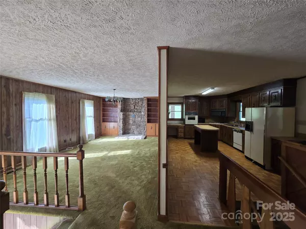 1074 25th ST NE, Hickory, NC 28601