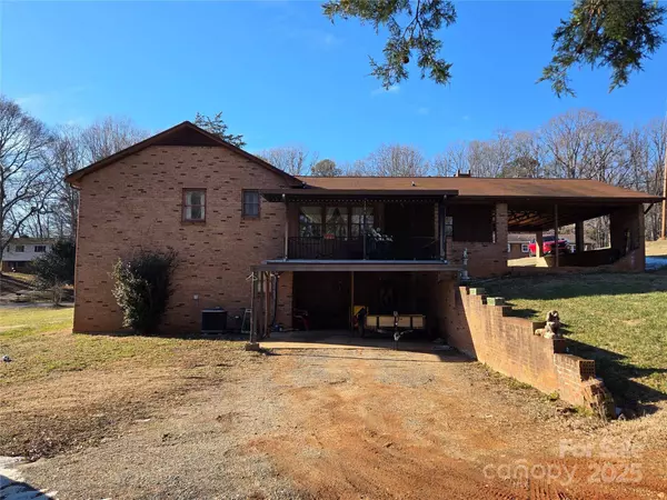 1074 25th ST NE, Hickory, NC 28601