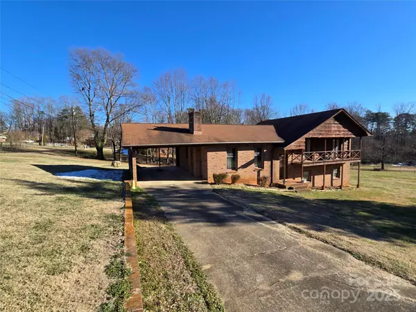 1074 25th ST NE, Hickory, NC 28601