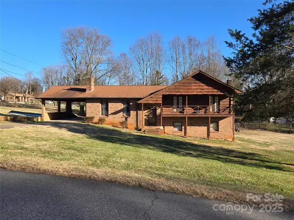 1074 25th ST NE, Hickory, NC 28601