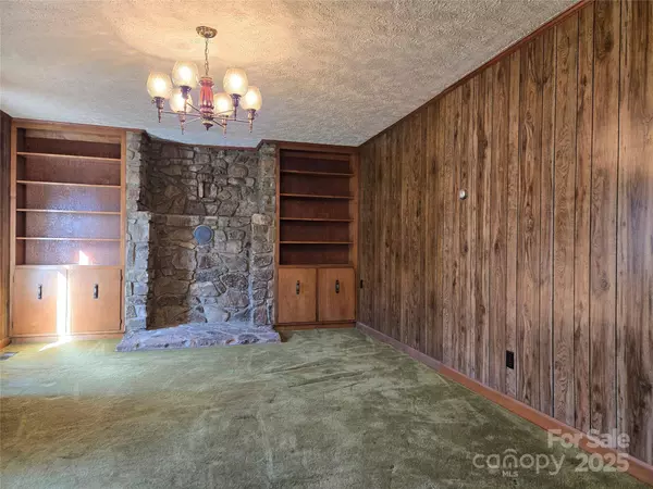 1074 25th ST NE, Hickory, NC 28601