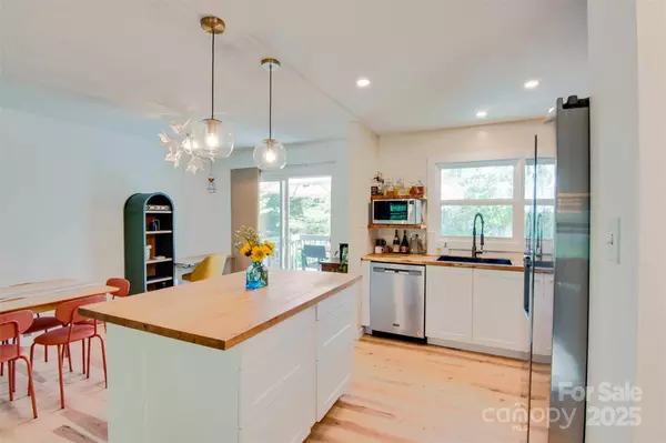 7 Guinevere CT, Asheville, NC 28806