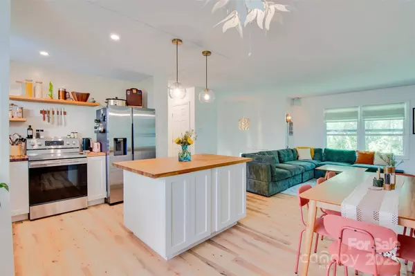 7 Guinevere CT, Asheville, NC 28806