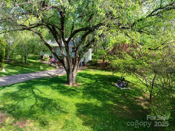 7 Guinevere CT, Asheville, NC 28806