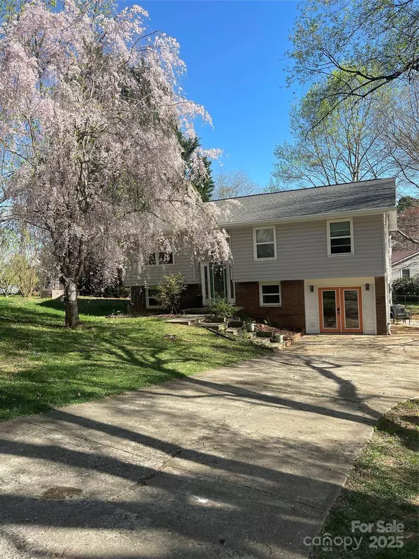 7 Guinevere CT, Asheville, NC 28806