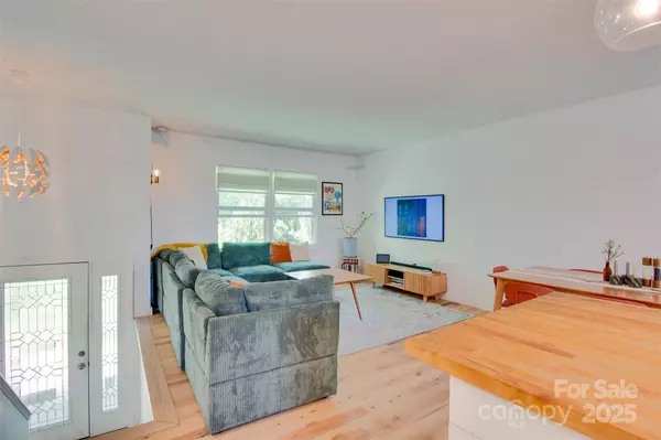 7 Guinevere CT, Asheville, NC 28806