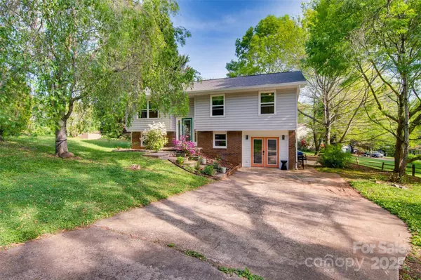 7 Guinevere CT, Asheville, NC 28806