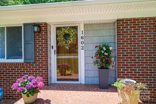 1602 Brentwood DR, Newton, NC 28658