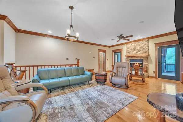 298 Poplar Grove CT, Taylorsville, NC 28681