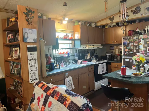 2165 Peanuts LN, Newton, NC 28658