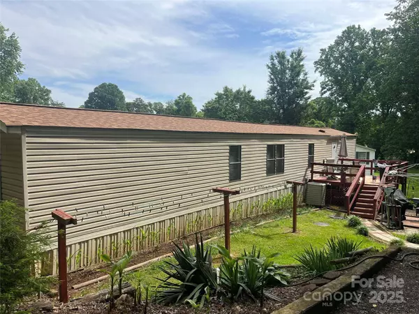 2165 Peanuts LN, Newton, NC 28658