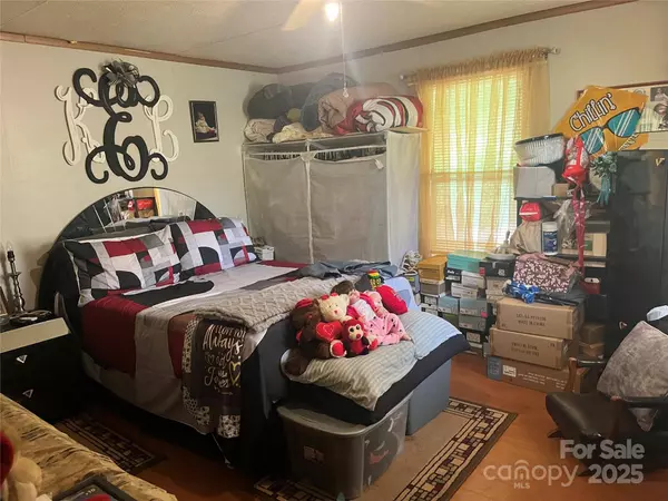 2165 Peanuts LN, Newton, NC 28658