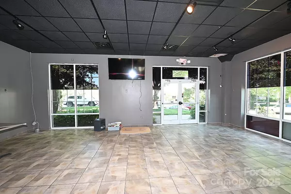 1383/1381 N Center ST, Hickory, NC 28601