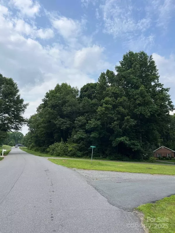 1895 Knolls DR, Newton, NC 28658