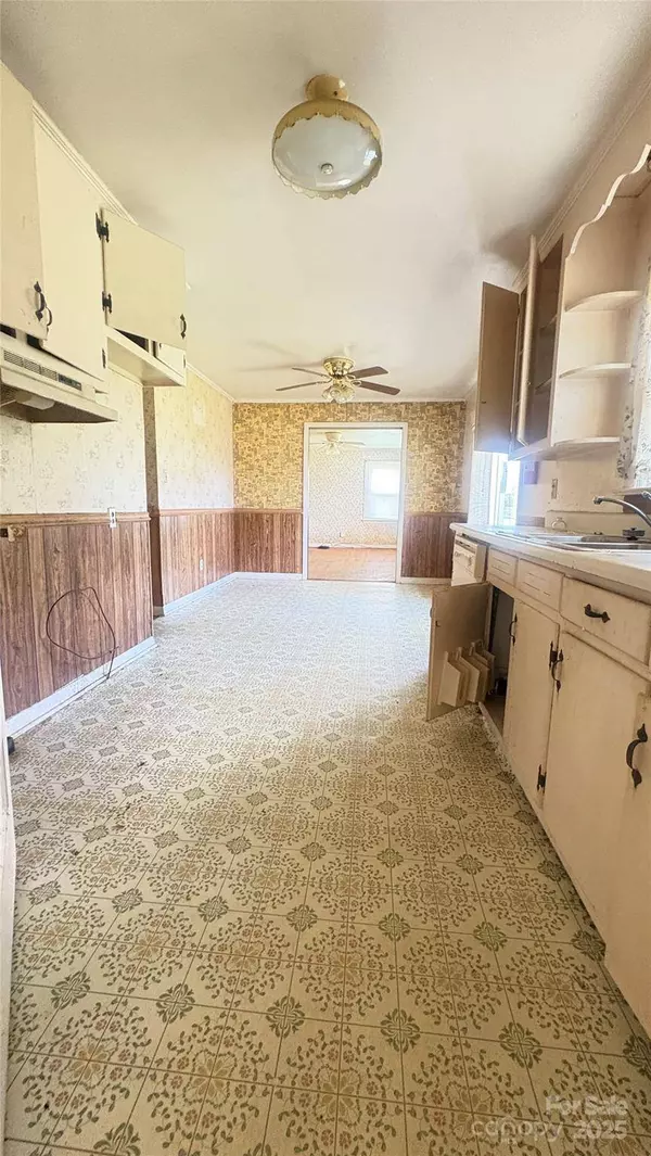 1073 Springdale DR, Maiden, NC 28650