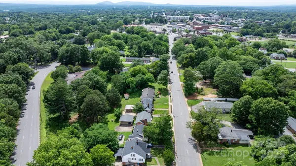 626 1st AVE SE, Hickory, NC 28602