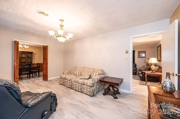 1211 25th ST SE, Hickory, NC 28602