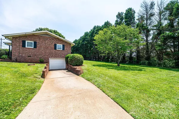 1211 25th ST SE, Hickory, NC 28602