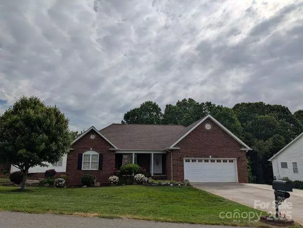 1764 Pipers Ridge CIR NW, Conover, NC 28613