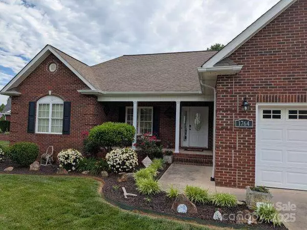 1764 Pipers Ridge CIR NW, Conover, NC 28613