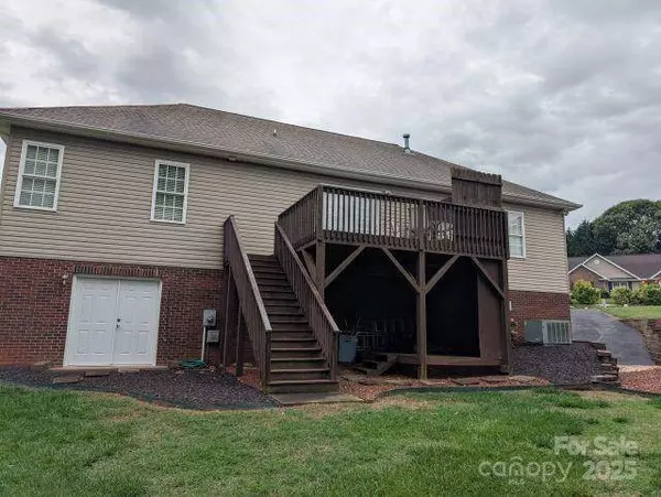1764 Pipers Ridge CIR NW, Conover, NC 28613