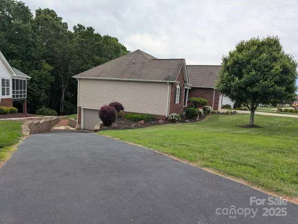 1764 Pipers Ridge CIR NW, Conover, NC 28613