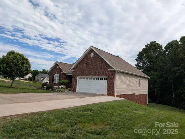 1764 Pipers Ridge CIR NW, Conover, NC 28613