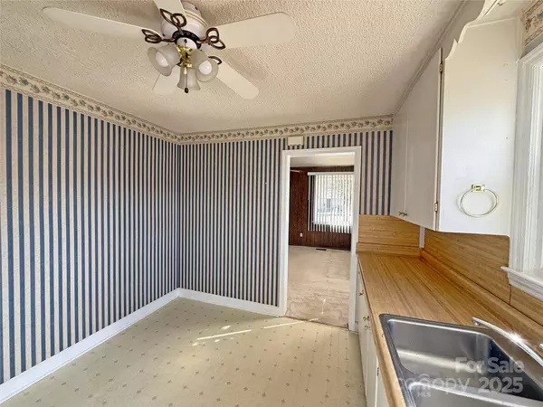 3412 1st Avenue CIR NW, Hickory, NC 28601