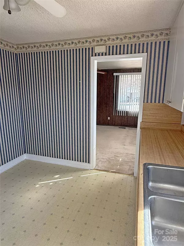 3412 1st Avenue CIR NW, Hickory, NC 28601