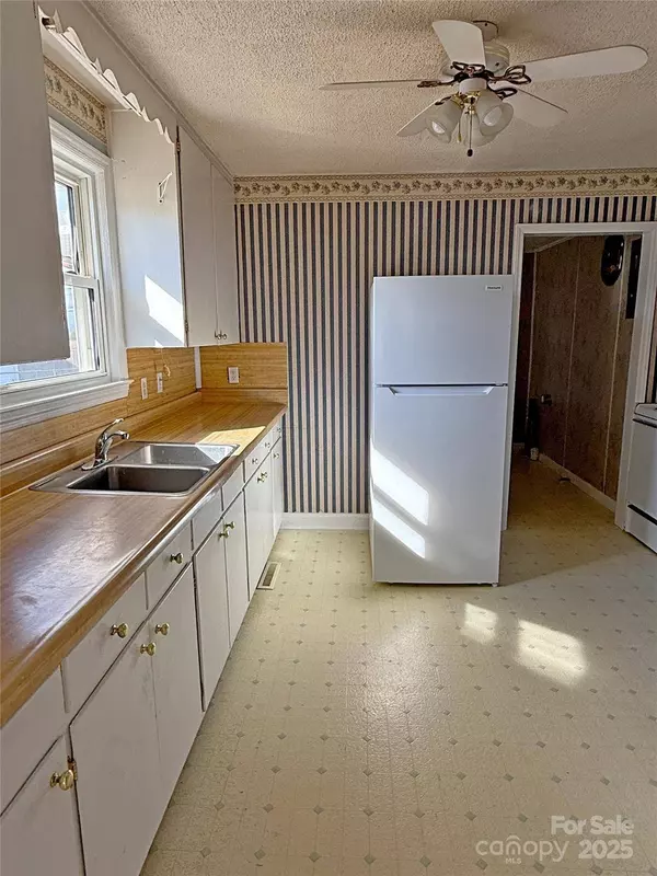 3412 1st Avenue CIR NW, Hickory, NC 28601