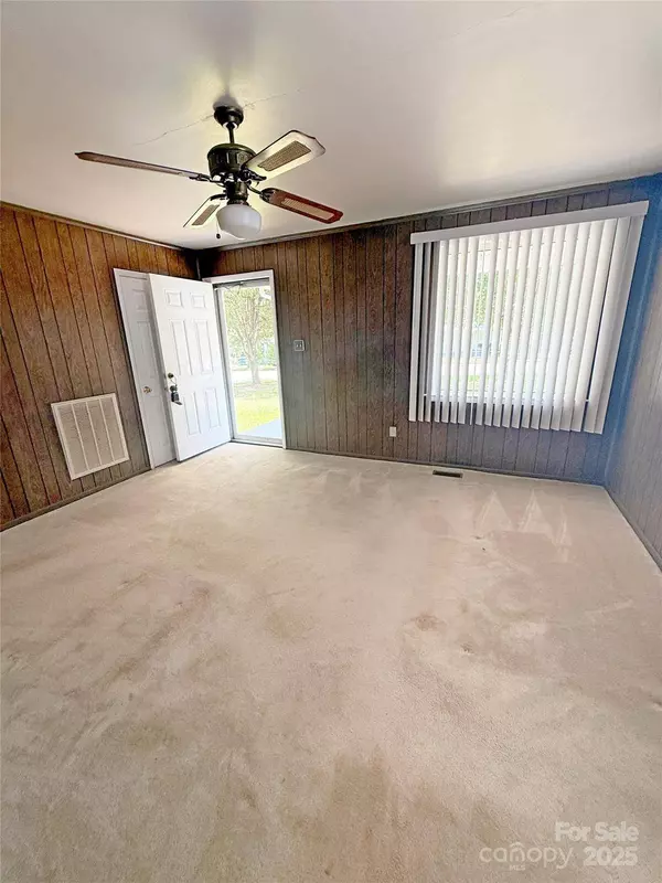 3412 1st Avenue CIR NW, Hickory, NC 28601