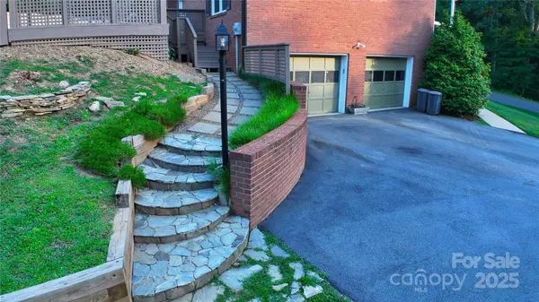 6108 Gold Creek Estate DR, Hickory, NC 28601