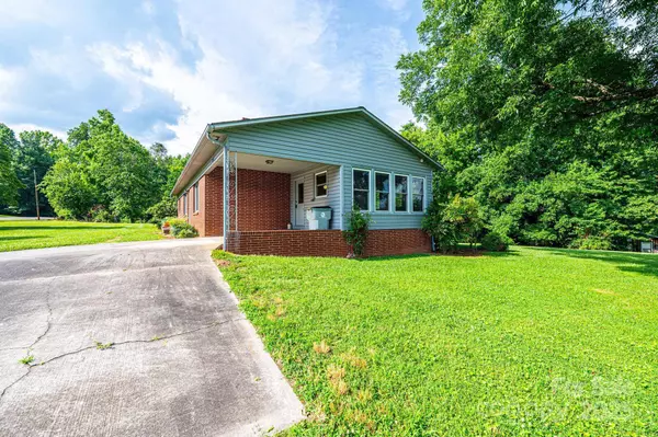 2736 Ellerwood RD SE, Hudson, NC 28638