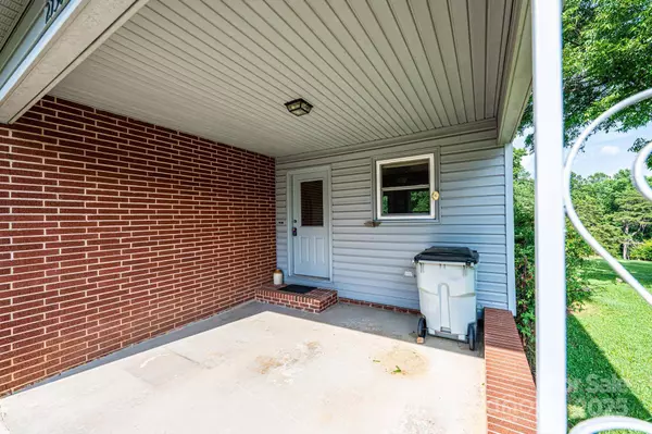 2736 Ellerwood RD SE, Hudson, NC 28638