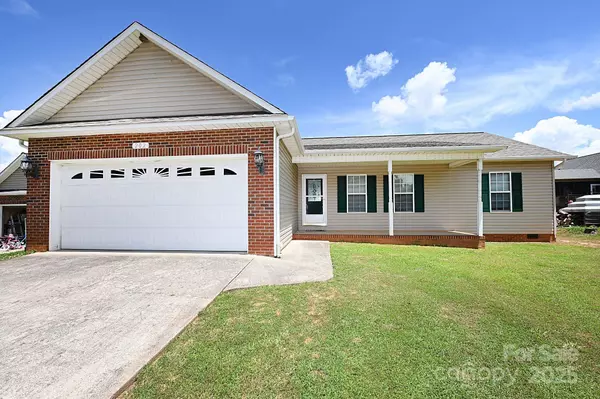 202 Pine Meadows ST, Hickory, NC 28601