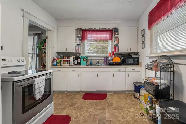 713 3RD ST SE, Hickory, NC 28602