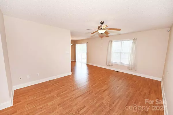 202 Pine Meadows ST, Hickory, NC 28601